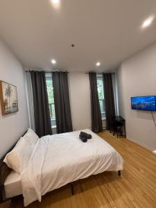 a bedroom with a bed with a cat laying on it at Downtown Studio for 2 with Free private parking in Montreal