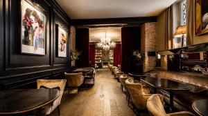ein Restaurant mit einer Reihe von Tischen und Stühlen in der Unterkunft DOM Hotel Roma - Preferred Hotels & Resorts in Rom