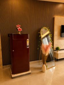 a room with a mirror and a machine with a plant at Elvora Stay's - Studio with Jacuzzi in Ghaziabad