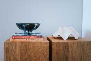 a bowl and a glass trophy on top of two wooden stands at Sünn un See - Weststrand-Blick mit Sauna in Ahrenshoop +16 photos