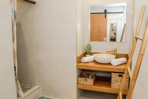 a bathroom with a sink and a mirror at Charmant T1 - Vue Mer in Pointe-à-Pitre