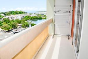a balcony with a view of the ocean at Charmant T1 - Vue Mer in Pointe-à-Pitre