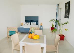 a dining room with a table with fruit on it at Charmant T1 - Vue Mer in Pointe-à-Pitre
