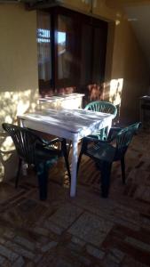 a white table and two chairs in a room at Apartment Bruna in Bužinija