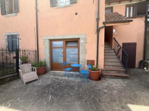 a patio with chairs and a table in front of a building at La curva del Serpente in Abbadia San Salvatore