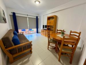 a living room with a table and a dining room at Edificio Fragata A in Armação de Pêra