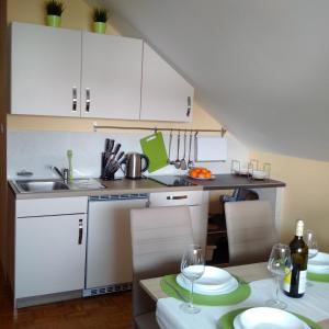 Kuchyň nebo kuchyňský kout v ubytování Hotel Maj Inn
