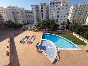 an overhead view of a swimming pool with lounge chairs at Edificio Fragata A in Armação de Pêra