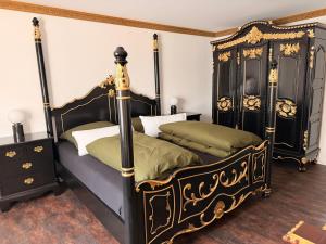two beds in a bedroom with black and golditures at Theresiengarten in Bad Wörishofen