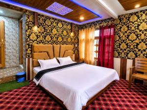 a bedroom with a large white bed in a room at Hotel GRITTI CASTLE in Wāmpor