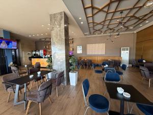 ein Restaurant mit Tischen und Stühlen in einem Raum in der Unterkunft Hotel Kresko in Lushnjë