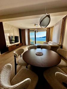 a living room with a table and chairs at Green Stone lamela B in Rafailovici