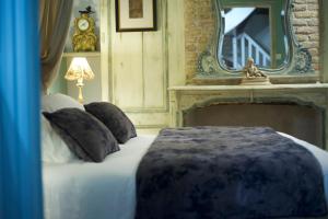 a bedroom with a bed with a mirror on the wall at Le relais de saint Jacques in Boulogne-sur-Mer