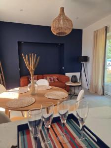 a living room with a table with wine glasses on it at Cyprès des Vignes- L'Ecrin in Hermonville