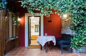 a table and chairs in front of a room at Casa del Tesoro II in Cangas de Onís