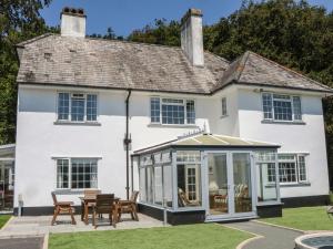 an extension to a white house with a conservatory at The White House in Okehampton