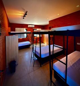 ein Zimmer mit drei Etagenbetten in der Unterkunft Bee Cool Hostel in Palmas