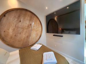 a room with a wooden table with two towels on it at Suite Amoriya in Camblanes-et-Meynac