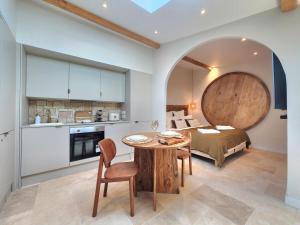 a kitchen and a bedroom with a bed and a table at Suite Amoriya in Camblanes-et-Meynac