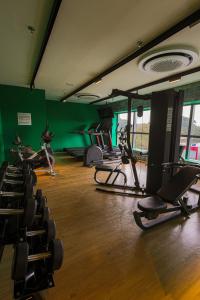 a gym with several treadmills and exercise bikes at Grand Mercure SP Pinheiros in São Paulo