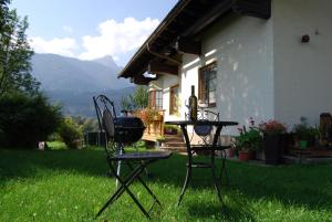 Vista generica sulle montagne o vista sulle montagne dall'interno dell'appartamento