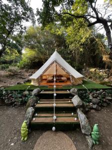 a tent that is sitting on some rocks at S'incantu in Burgos