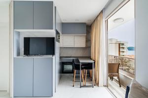 a small kitchen with a table and chairs in a room at Aura Tower Aparments by In Property in Rafailovici