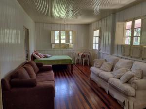 a living room with two couches and a couch at Refúgio Villa Gervazi na Serra Rio do Rastro in Lauro Müller