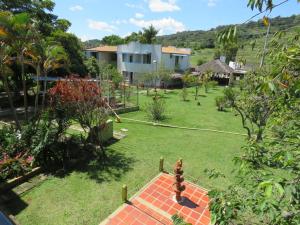 - une vue sur une cour avec une maison dans l'établissement Centro Recreacional IASCEBOY, à Barbosa