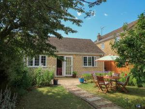 a brick house with a table and chairs in the yard at Evergreen in Broadway