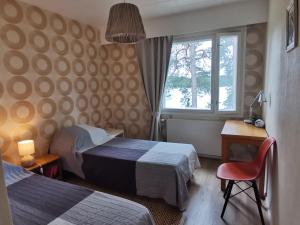 a hotel room with two beds and a window at Vuori Camp by Saimaa in Vuoriniemi