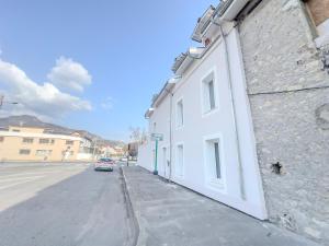 a white building on the side of a street at Le Charles - Gare - CEA - STMicro in Fontaine