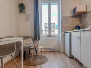a small apartment with a kitchen and a window at Le Charles - Gare - CEA - STMicro in Fontaine