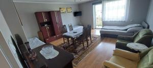 ein Wohnzimmer mit Sofa und Tisch in der Unterkunft Lemanka in Gowidlino