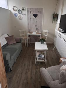 a living room with a couch and a table at B&B Bij Kaatje Thuis in Emmen