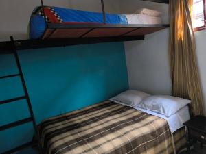 a bedroom with two bunk beds in a room at Acogedora cabaña Hospedaje Mérida in Mérida +18 photos