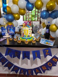 a birthday party with a birthday cake and balloons at Acogedora cabaña Hospedaje Mérida in Mérida