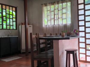 a kitchen with a table with chairs and a counter top at Acogedora cabaña Hospedaje Mérida in Mérida