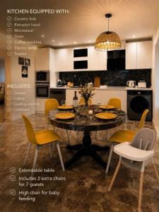 a kitchen with a table with chairs and a kitchen configured with at Del Mar Modern Spacious 3-Bedroom Apartment Near the Beach in Puerto de Sagunto