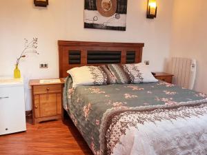 ein Schlafzimmer mit einem Bett und einem hölzernen Kopfteil in der Unterkunft Nubes Hotel in Viña del Mar