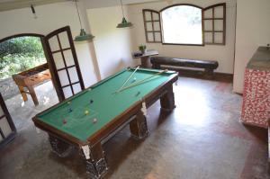 una sala biliardo con tavolo da biliardo di Fazenda Hotel Jatahy a Cavaru