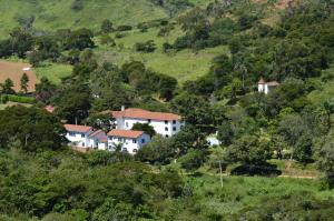 un gruppo di case su una collina con alberi di Fazenda Hotel Jatahy a Cavaru