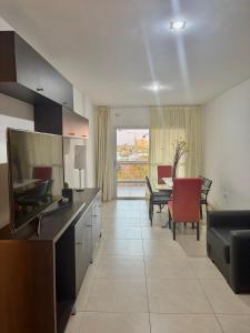 a living room with a kitchen and a dining room at Alojamiento Yésica in Resistencia