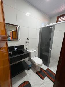 ein Badezimmer mit Toilette, Waschbecken und Dusche in der Unterkunft Chalés do mar in Icapuí + 23 Fotos