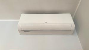 Ein weißer Drucker steht oben auf einem Regal. in der Unterkunft Casa Fè in Fregene
