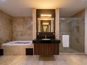 a bathroom with a tub and a sink and a shower at San Germán in Guasave