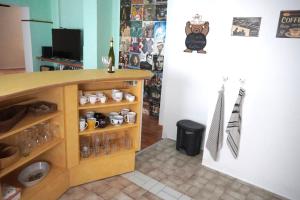 a room with a counter with a bottle of wine at Moderne offene Wohnung in Bad Sulza