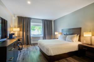 a hotel room with a bed and a window at Hotel Newstar Montréal in Montreal +48 photos