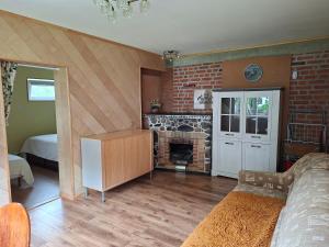 ein Wohnzimmer mit Kamin und einem Bett in der Unterkunft Mereliivatee in Neeme + 19 Fotos