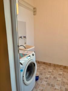 a washing machine in a bathroom with a sink at Alojamiento Yésica in Resistencia